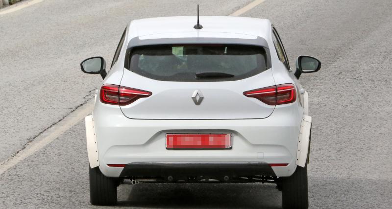 Le future Renault 5 électrique camouflée par une carrosserie de Clio