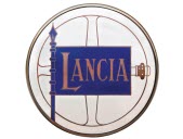 1911, le logo Lancia donne les bases pour l'avenir. Une lance, et un volant pour symboliser la marque. Photo Lancia