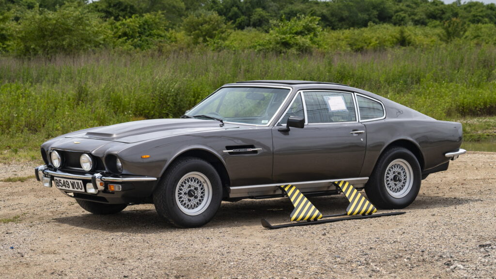 , Cette Aston Martin V8 d’un film de James Bond de 1987 devrait se vendre 1,8 million de dollars