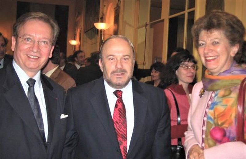 L'entrepreneur (à gauche) aux côtés de l'ex Premier ministre d'Albanie, Fatos Nano.